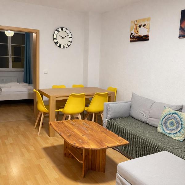 Stötteritz Holiday Apartment - 3 Rooms - 6 People - 5 beds - Balcony - Great public transport 11 minutes to the city, Leipzig