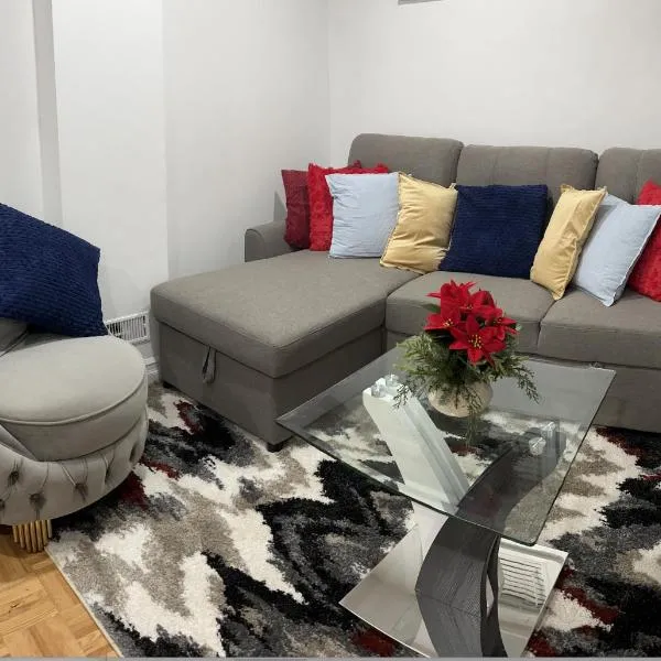 Brand New Comfortable and Cozy Apartment near the Airport, khách sạn ở Toronto
