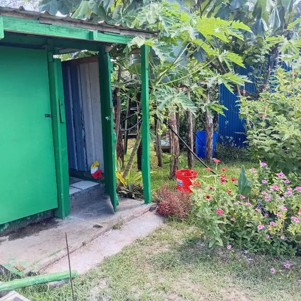 Lamkail beach island bungalow, хотел в Lénakel