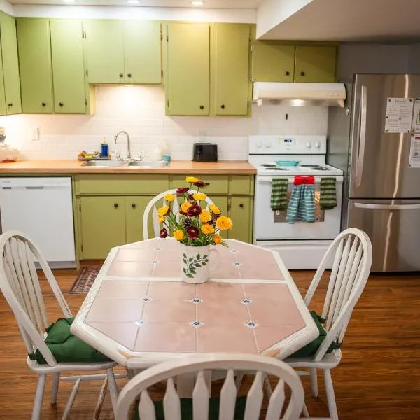 Spacious 2-Bedroom Basement Suite in Whitehorn, Close to Calgary Airport, Hospital, & Train,位于卡尔加里的酒店