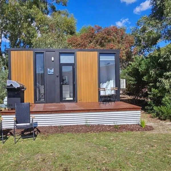 Halls Haven Tiny House 1 by Tiny Away, hotel in Halls Gap