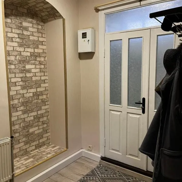 Затишна 1-но кімнатна квартира з окремим входом в центрі Ковеля، فندق في كوفل