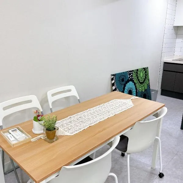 Comfortable accommodation near Hongik University Station, hotel v Soulu
