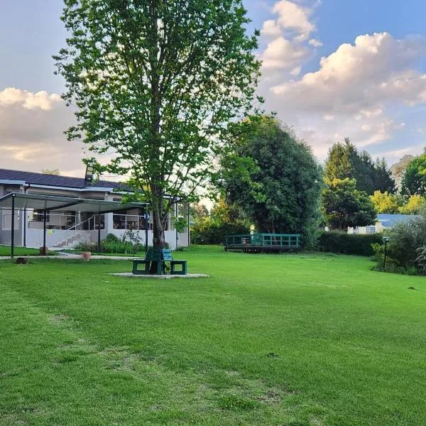 Crane Song Cottage-Solar Power, hotel in Himeville