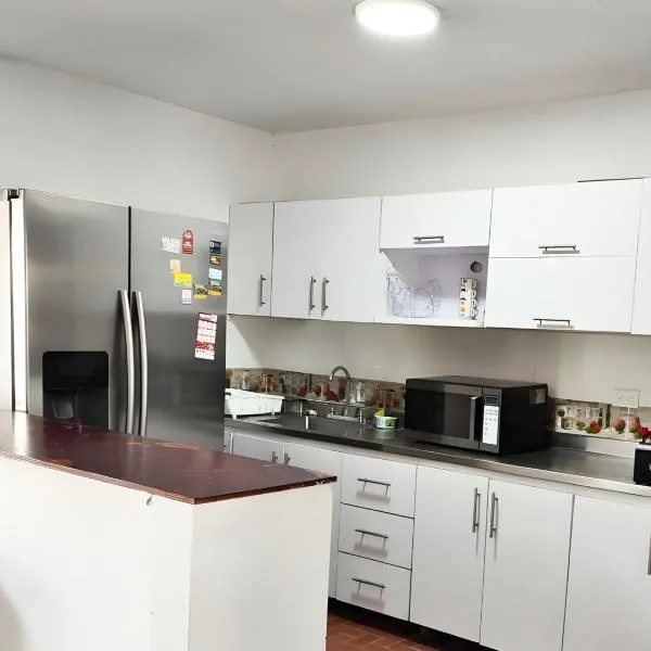 CASA ESTADIO MEDELLIN Amplio Apartamento Renovado para Familias, Grupos o Delegaciones Deportivas cerca al Estadio Atanasio Girardot - Laureles-Estadio, hotel in Medellín
