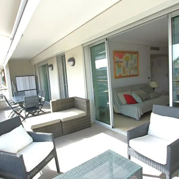 Fully equipped apartment with large terrace lounge area, hotell Cannes'is