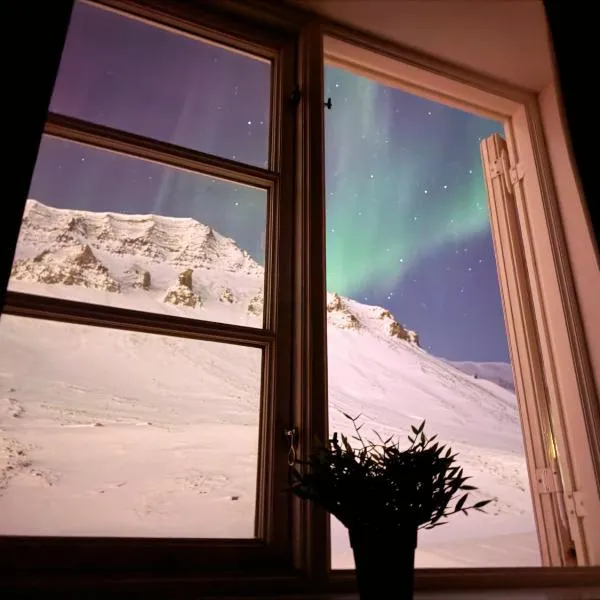 Gjestehuset 102 - your home away from home!, hotelli Longyearbyenissä