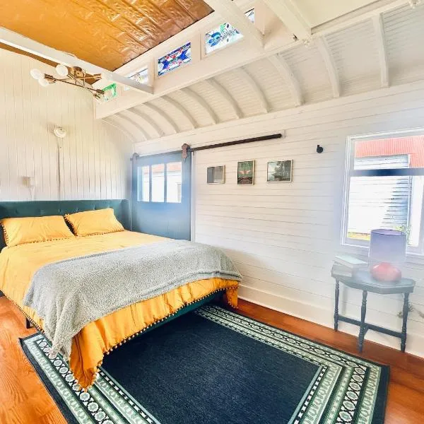 Train Wreck Inn - Boutique Train Car Stays - Self Check In, ξενοδοχείο σε Grand Coteau