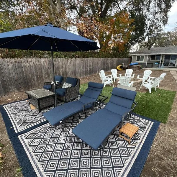 Peaceful Lakeside Retreat - Cozy 3BR Waterfront Home, hotel v destinaci Clearlake