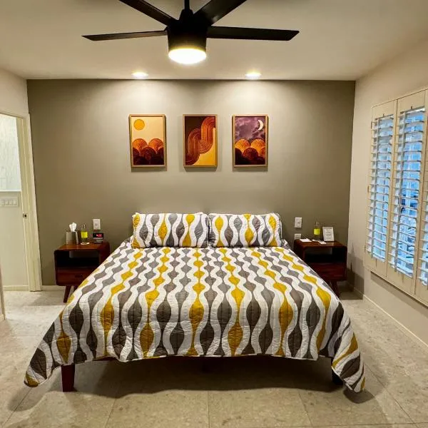 Desert Paradise - A Men's Clothing Optional Resort, hotel u gradu 'Palm Springs'