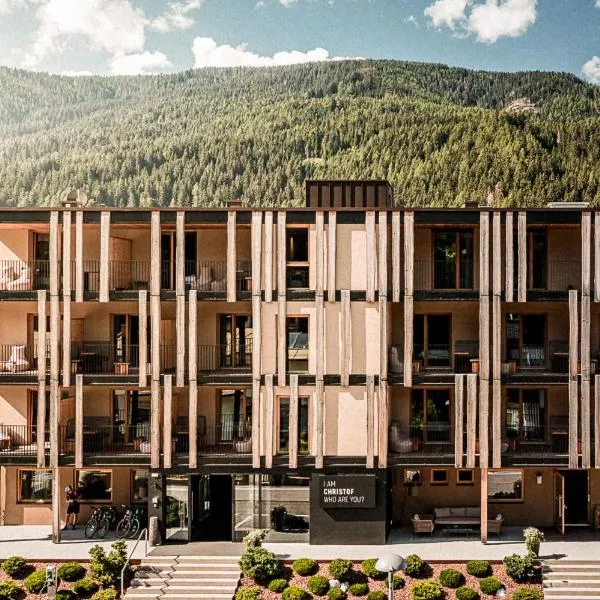 Hotel Christof، فندق في مونغيلفو