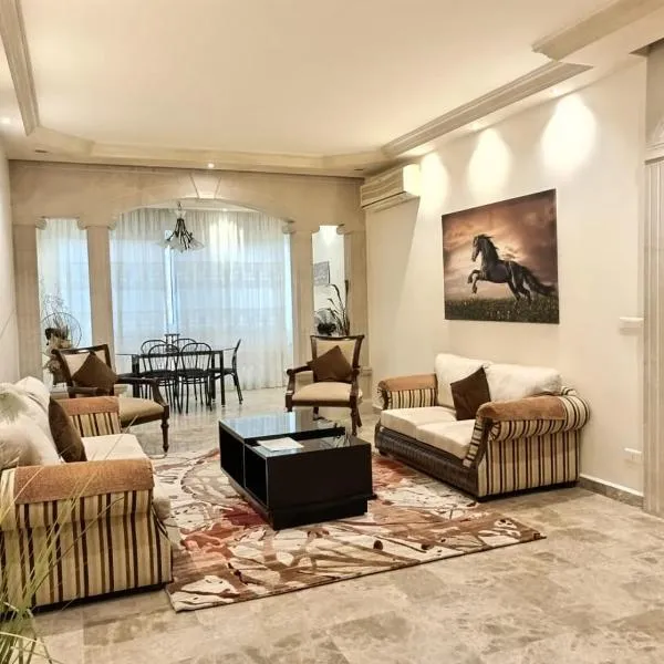 Spacious Apart, 2-min to beach & Old Souk, hôtel à Byblos