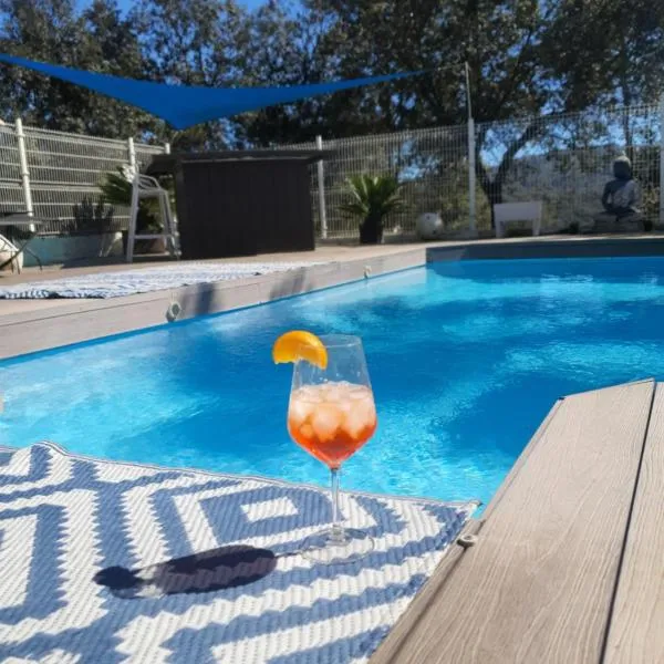 Spa Ibiza Dosrius - Bungalow con Jacuzzi y Piscina privada، فندق في Canyamás