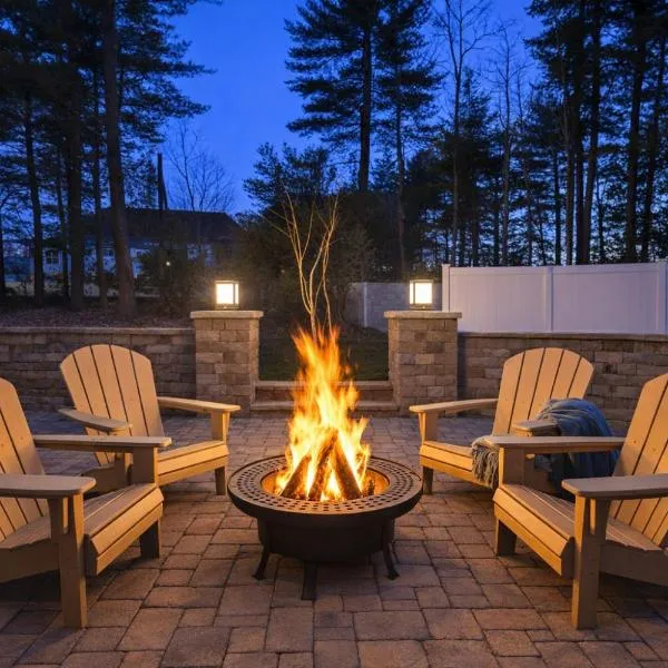 Luxury Villa- Hot Tub-King Bed Suite-Fenced Yard-Game Room-Fire Pit-Ski，位于东斯特劳兹堡的酒店