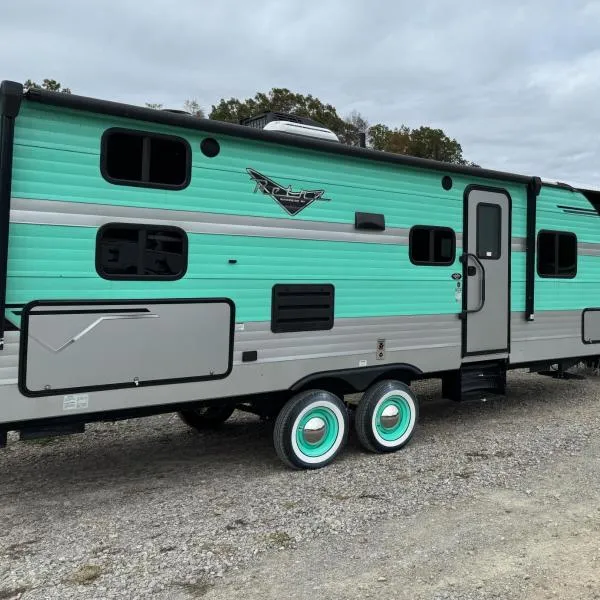 Pine Creek Cabins & Camping Resort, hotel em South Bloomingville