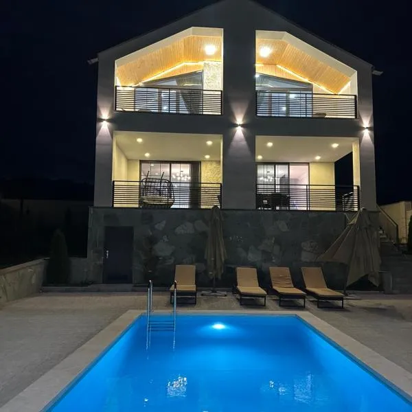 Dilijan Aqualin Villa - Heated pool, sauna and panoramic views, hotel a Dilijan