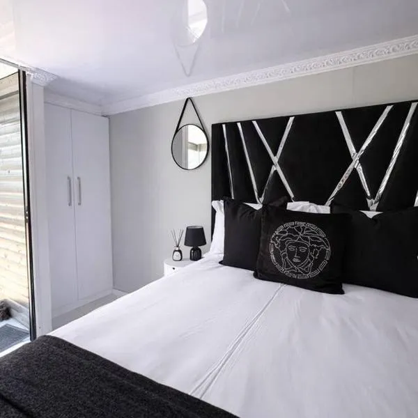 Elite Luxe Cabin Suite, Hotel in Welkom
