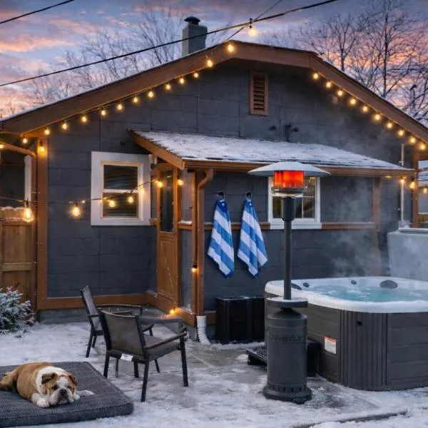 SoBro Retreat- Hot Tub, Dog Friendly, Walk to Monon Trail، فندق في انديانابوليس