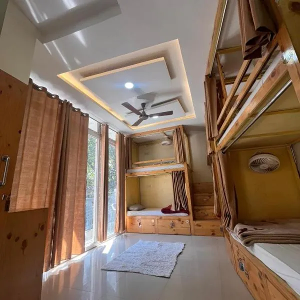 Solo Nari Backpackers Rishikesh, готель у місті Narendranagar