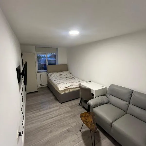 Private Studio by Wembley, Hotel in Preston