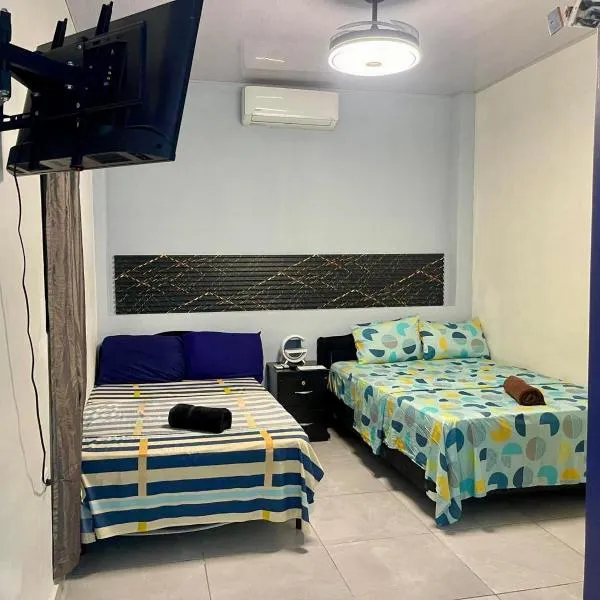 Evolution Home Habitacion a 4 min del Aeropuerto Internacional ES、Las Floresのホテル