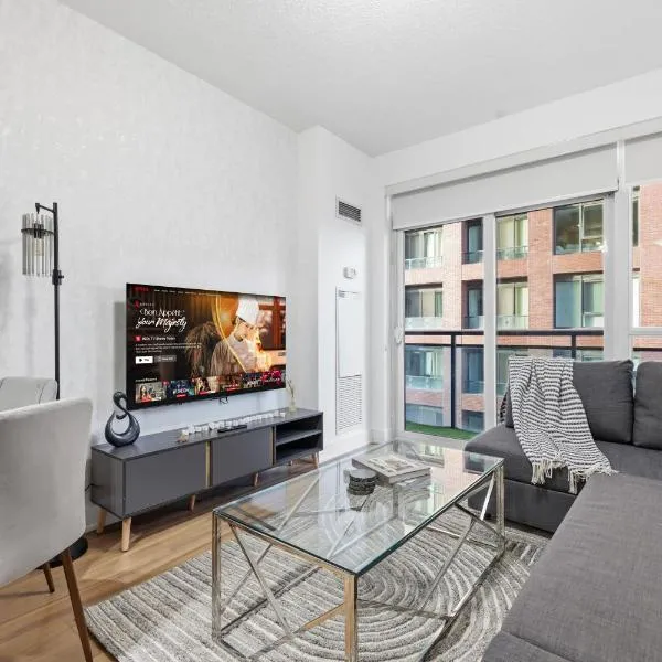 Cozy 1BR Condo w Private Patio for Morning Coffee, hotel en Toronto
