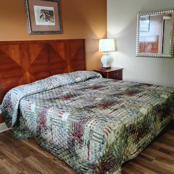 Gated 1 King BedRoom 1 Bath Apt with Full kitchen 133، فندق في باتون روج