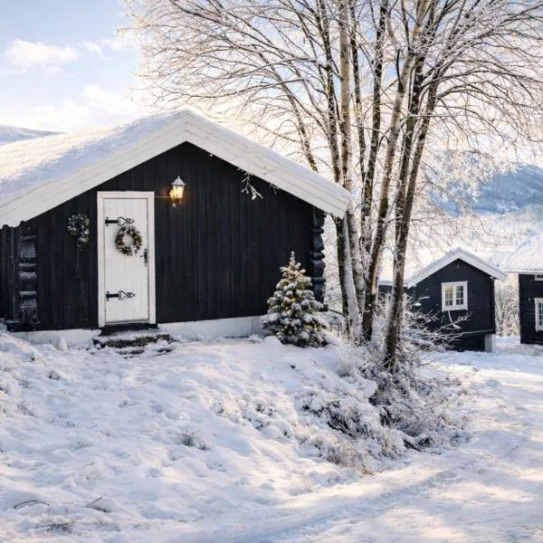 Sjarmerende tømmerhytte på gårdstun, hotel in Baukål