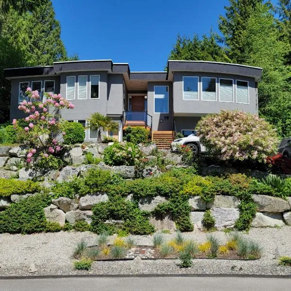 Modern Coastal 2BR Retreat with Private Hot Tub in Vancouver BC, hotel v destinaci West Vancouver