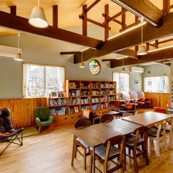 宿と図書サロン 花車 Hanagurum Inn, hotel v destinácii Amakusa