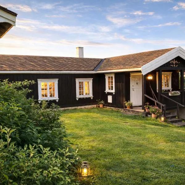 Smie på sjarmerende og historisk gård, hotel in Baukål