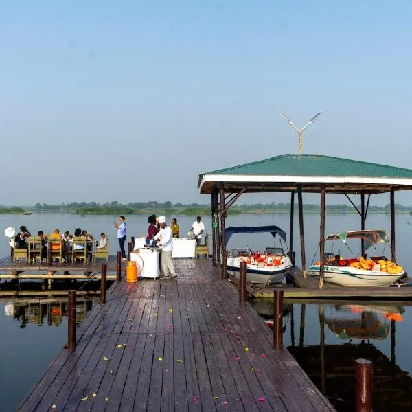 Natural Bamboo Lodge on River Nile Banks in Murchison Falls, hotel u gradu 'Pakwach East'