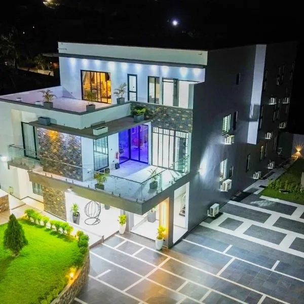 Luxury Bedroom Suites in Aburi with Pool & Jacuzzi、Aburiのホテル
