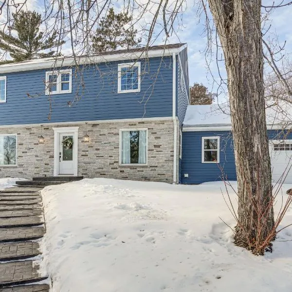 Family Fun on Lake Bemidji! Spacious Home with Yard, hotell sihtkohas Bemidji