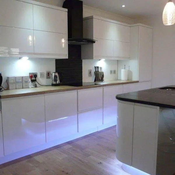 Langley Cottage with patio, spacious rooms - part of Langley Serviced Apartments several properties in Wick, hôtel à Wick