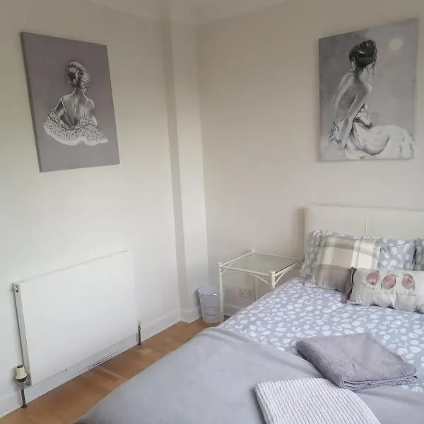 Bedroom in a 4 bed house, direct bus to center, Silver, hótel í Edinborg
