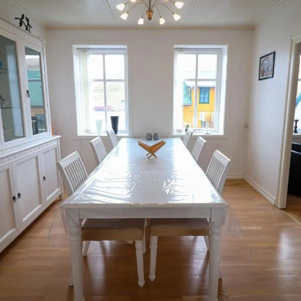 Spacious 3-Bedroom Apartment with Comfy Beds in Central Vágur, Island of Suðuroy, hotel en Vágur