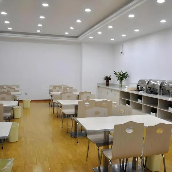 GreenTree Inn Haixi Geermu Southern suburbs Express Hotel, khách sạn ở Golmud