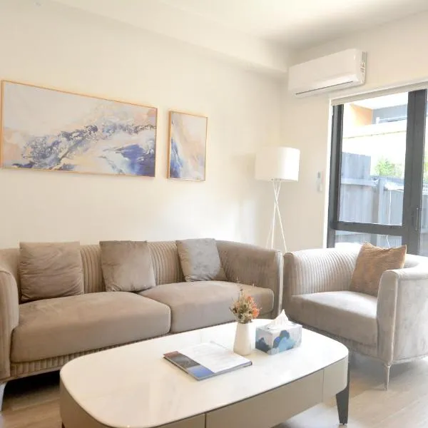 Brand New 3BR Family Townhouse & 500m to Train & Gated Community &Free Parking, hotel en Auckland