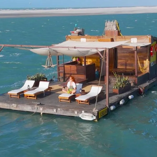 Yara Floating Villa, hotell i Guriú