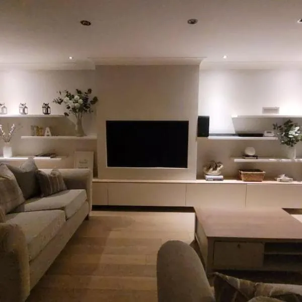 Stylish, Modern 3 bedroom house, free parking x 2, hotel in Mansewood