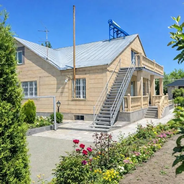 Chkalovka Guest House With Sevan View, hôtel à Sevan