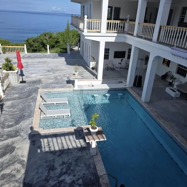 Royal Grande - At Mango Villas, хотел в Olveston