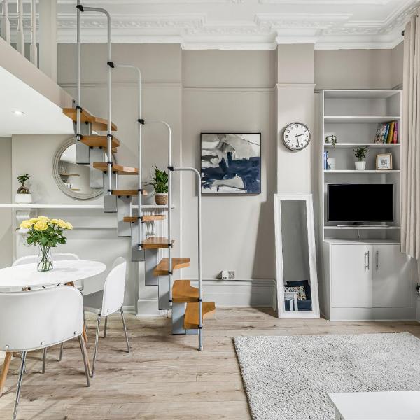 Well Appointed Garden Condo in Kensington Olympia, London