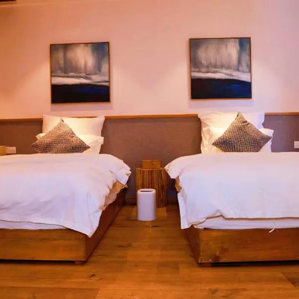 泸沽湖vine villa曼墅度假酒店, hotel di Zuosuo