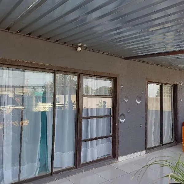Yadah Accommodations, hotelli Lothlekanessa