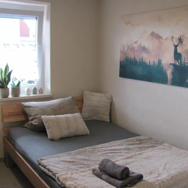 #2 Ruhiges gemütliches Gästezimmer mit 2 Einzelbetten Gemeinschaftsbad W-Lan Airport nah Late Night Check in Haus Nr 9,5, hotel em Trunkelsberg