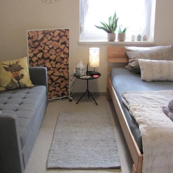 #2 Ruhiges gemütliches Gästezimmer mit 2 Einzelbetten Gemeinschaftsbad W-Lan Airport nah Late Night Check in Haus Nr 9,5, hotel v destinaci Trunkelsberg