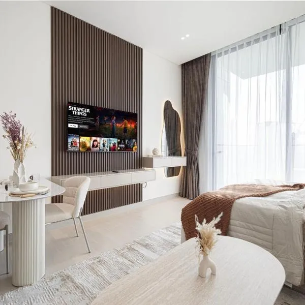 Binghatti Phoenix - Luxury & Modern Studio - Pool & Gym - Free Parking - JVC, hotel u Dubaiju