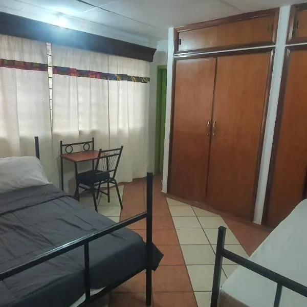 Uhuru Peak Hostel، فندق في موشي